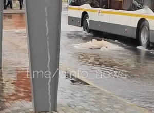 Видео: прорыв на привокзальной площади Одинцово, от сильного напора воды поднялся участок асфальта