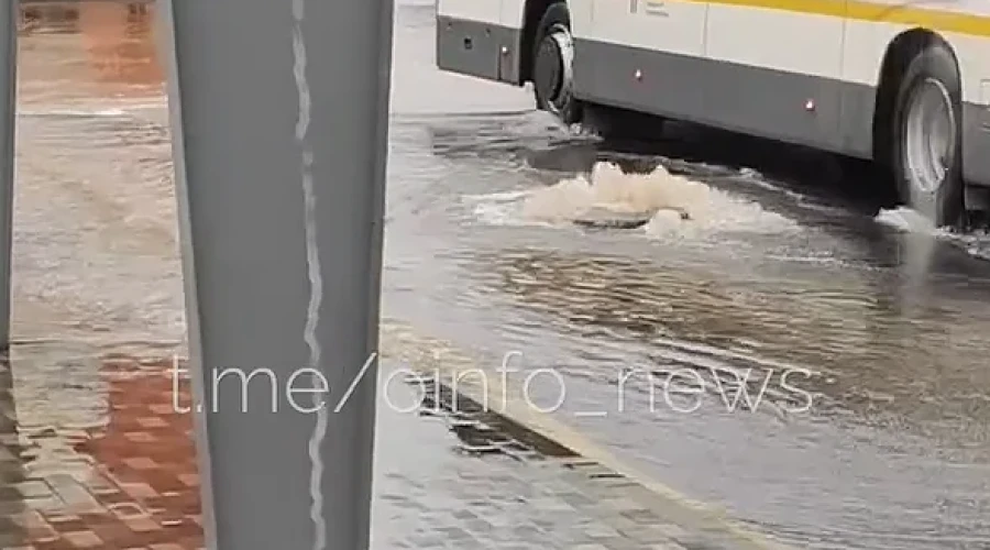 Видео: прорыв на привокзальной площади Одинцово, от сильного напора воды поднялся участок асфальта