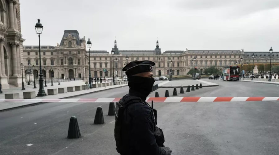 Охрана Лувра наблюдала, как в музее совершается ограбление