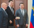 Андрей Чибис вручил удостоверение мирового судьи Евгению Бараковскому
