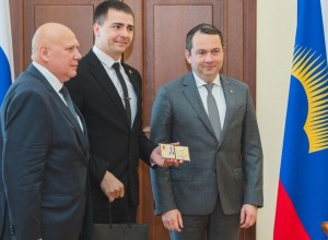 Андрей Чибис вручил удостоверение мирового судьи Евгению Бараковскому