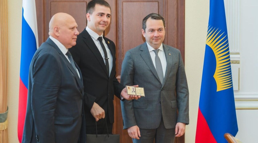 Андрей Чибис вручил удостоверение мирового судьи Евгению Бараковскому
