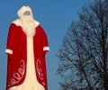 В Ирбите памятники Ленину и Екатерине II переодели в Деда Мороза и Снегурочку