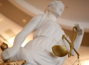 Ущерб за залив квартиры обязан возместить даже банкрот