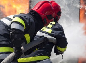 В горах Алма-Атинской области более ста спасателей тушат крупный природный пожар