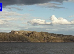 В Баренцевом море застрял катер с тремя людьми на борту