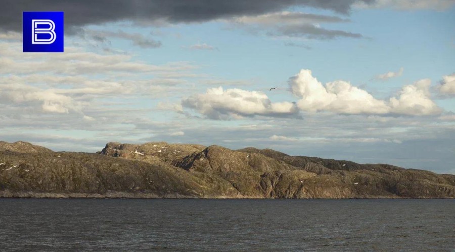 В Баренцевом море застрял катер с тремя людьми на борту