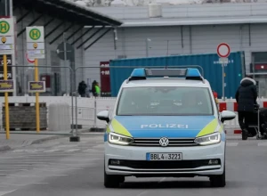 Левые активисты атаковали полицейских Берлина пиротехникой в рамках протеста