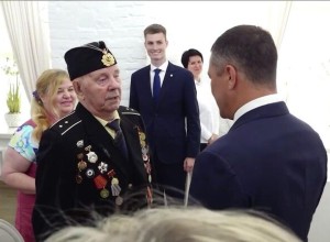 Переехавший в Псковскую область из Латвии 98-летний ветеран получил паспорт РФ
