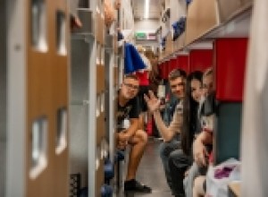 Школьников города-героя проводили в летний лагерь