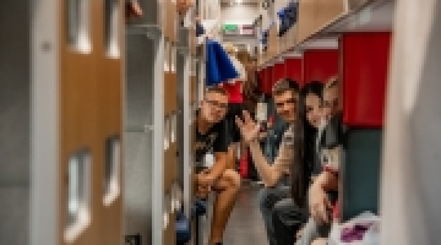 Школьников города-героя проводили в летний лагерь