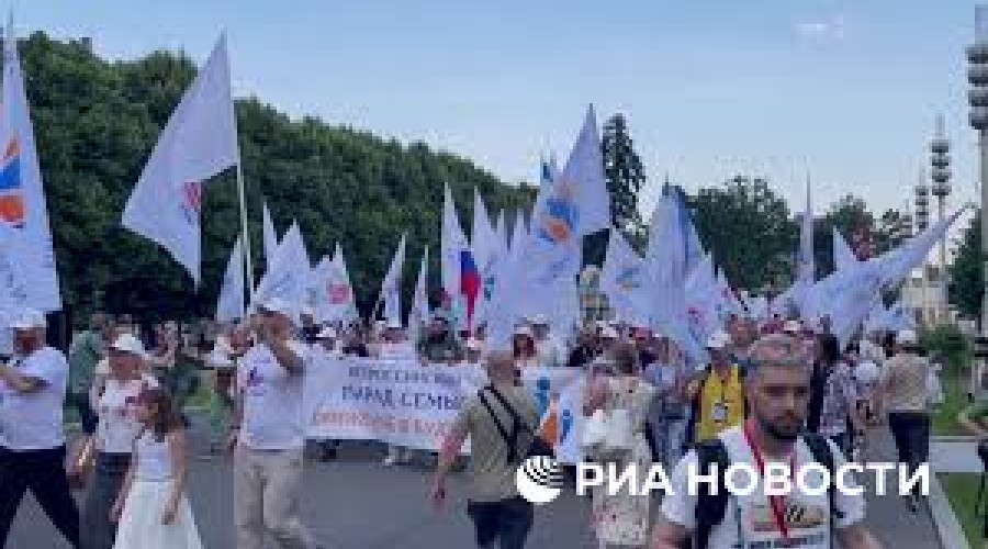 Парад в Москве в день семьи, любви и верности посетили около семи тысяч человек