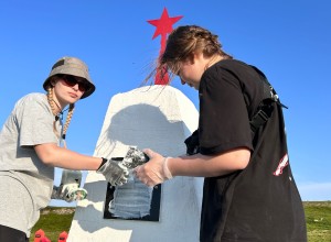 Участники молодежной экспедиции «Тропою Героев Заполярья» отремонтировали три мемориала на полуострове Средний в рамках проекта «От родника до океана»