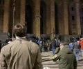 Мужчина с нашивками ВСУ пришел на митинг оппозиции в Тбилиси