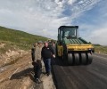 Подрядчик меняет нижний слой асфальта за свой счет 