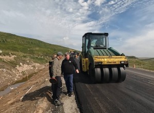 Подрядчик меняет нижний слой асфальта за свой счет 