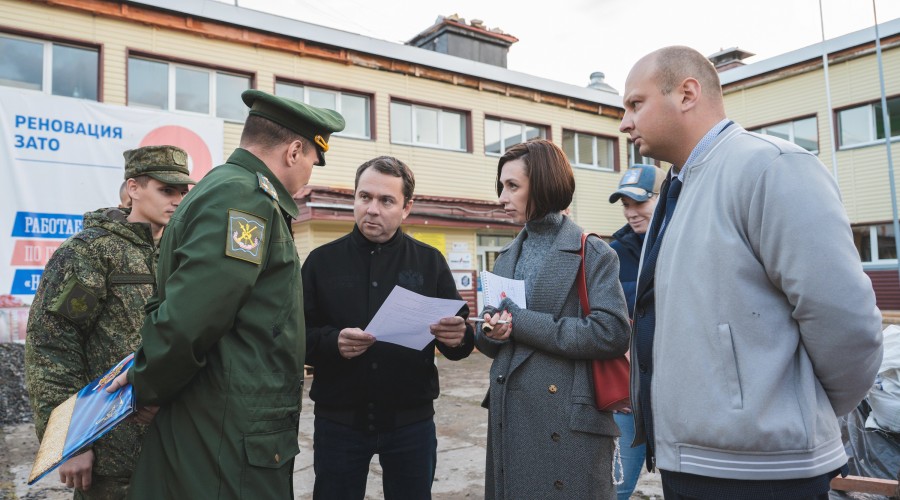 Губернатор Андрей Чибис в ходе рабочей поездки осмотрел социальные объекты, ремонтируемые в рамках реновации ЗАТО в муниципальном округе Оленегорск 