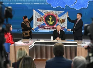 Путин пришел на прямую линию со знаменем морпехов Тихоокеанского флота