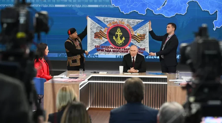 Путин пришел на прямую линию со знаменем морпехов Тихоокеанского флота