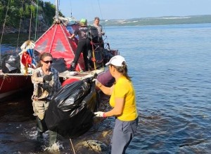 Кольский залив очистили от 300 кг мусора волонтеры Севморсубботника
