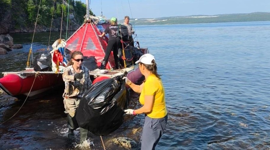 Кольский залив очистили от 300 кг мусора волонтеры Севморсубботника