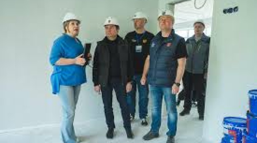 Андрей Чибис проверил ход капремонта школы и благоустройства парка в Мончегорске