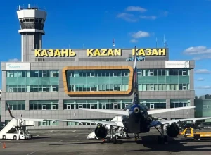 Аэропорт Казани задержал четыре авиарейса из-за прилетов БПЛА на жилые массивы
