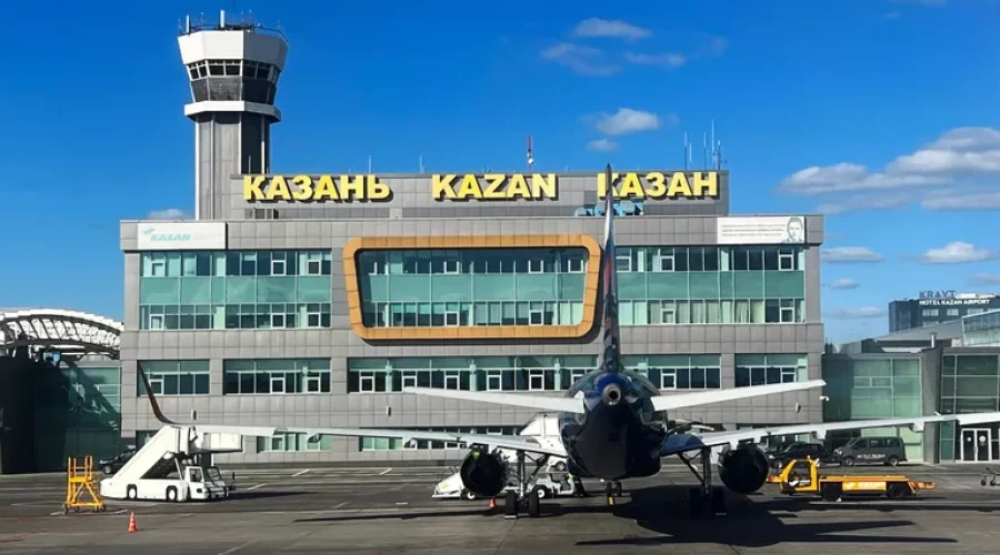 Аэропорт Казани задержал четыре авиарейса из-за прилетов БПЛА на жилые массивы