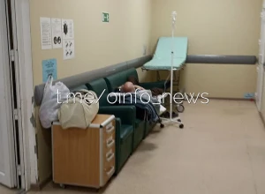 «Пациенты лежат в коридорах, лекарств нет»: горожанин о проблемах в корпусе больницы Одинцово