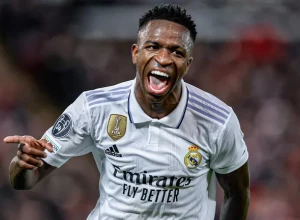 Винисиус Жуниор получил награду футболисту года по версии Globe Soccer Awards
