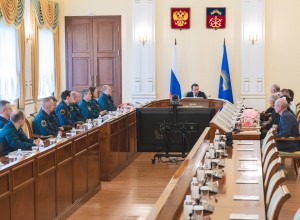 Губернатор Андрей Чибис наградил спасателей, участвовавших в операциях в Хибинах и Ловозерских тундрах 
