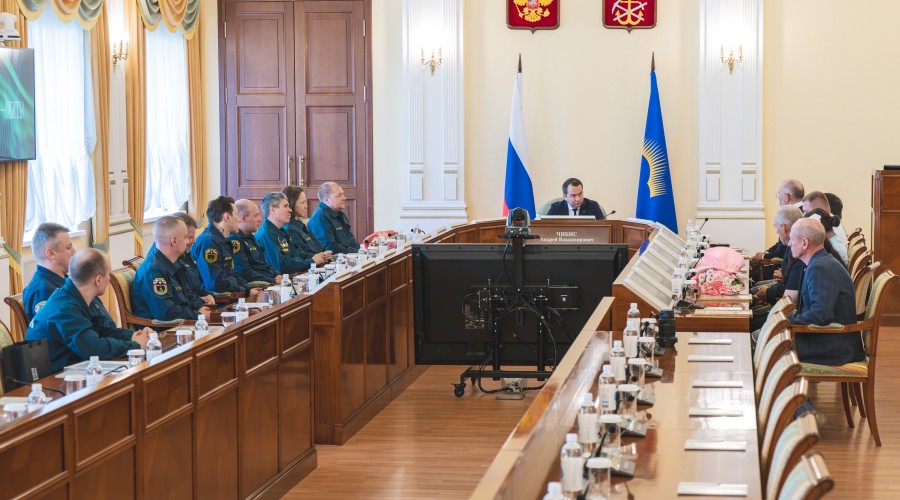 Губернатор Андрей Чибис наградил спасателей, участвовавших в операциях в Хибинах и Ловозерских тундрах 