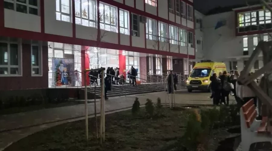 В Краснодаре госпитализировали четырех детей после инцидента с оружием в школе