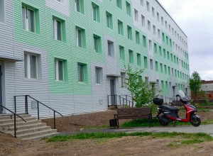 В Заозерске завершен капремонт десяти домов из плана 2025 года